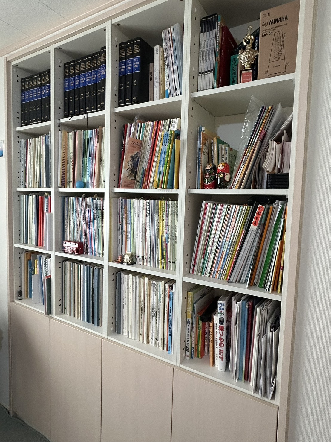 楽譜や音楽書籍が並ぶ本棚