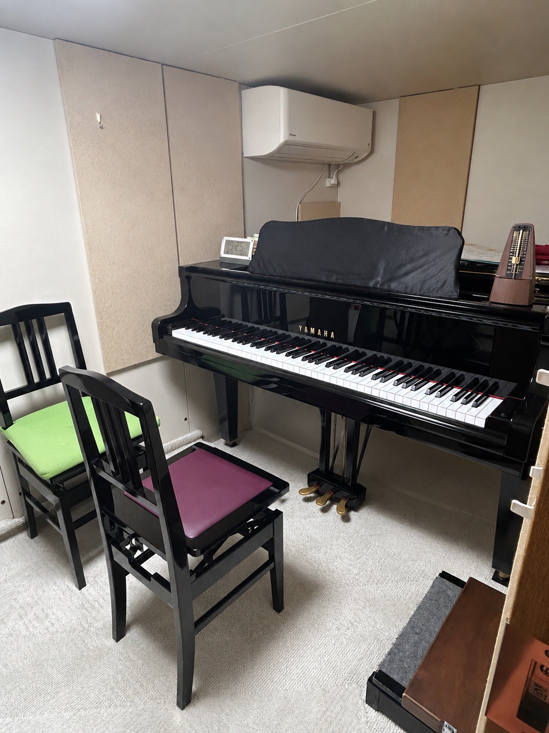 防音室に置かれたアップライトピアノ